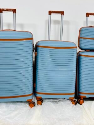 4 valises de voyage en polypropylène Solides, légères et au design moderne.Neuf jamais utilisé